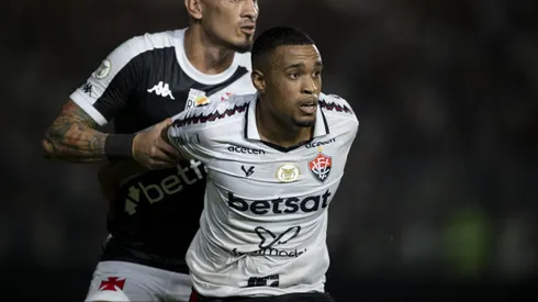 Maicon jogador do Vasco disputa lance com Alerrandro jogador do Vitoria durante partida no estadio Sao Januario pelo campeonato Brasileiro A 2024.