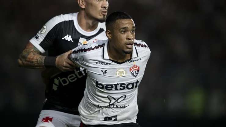 Maicon jogador do Vasco disputa lance com Alerrandro jogador do Vitoria durante partida no estadio Sao Januario pelo campeonato Brasileiro A 2024.