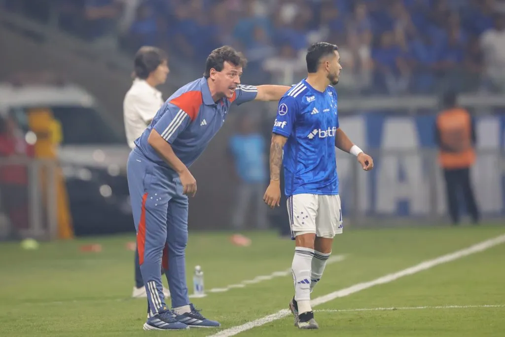 Fernando Diniz técnico do Cruzeiro durante partida contra o Libertad no estádio Mineirão pelo campeonato Copa Sul-Americana 2024.  Foto: Gilson Lobo/AGIF