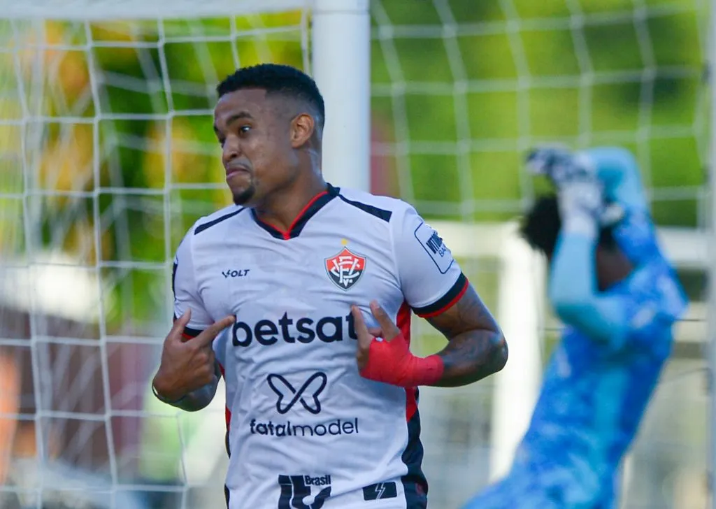 Alerrandro jogador do Vitoria comemora seu gol com jogadores do seu time durante partida contra o Corinthians no estadio Barradao pelo campeonato Brasileiro A 2024. Foto: Jhony Pinho/AGIF
