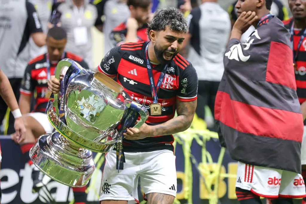 Gabigol, do Flamengo comemora o Título de Campeão com a taça da copa do Brasil ao final da partida contra o Atlético na Arena MRV pela Copa Do Brasil 2024. Foto: Gilson Lobo/AGIF