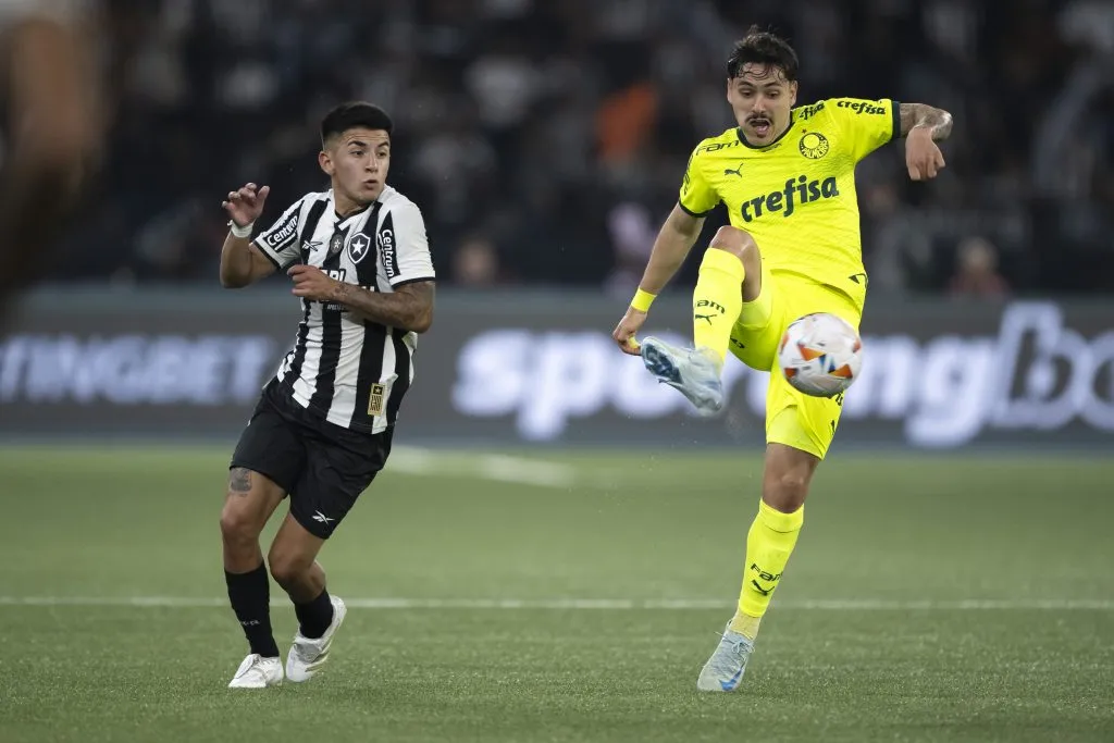 Maurício em ação com a camisa do Palmeiras, contra o Botafogo pelo Brasileirão Betano. Foto: Jorge Rodrigues/AGIF