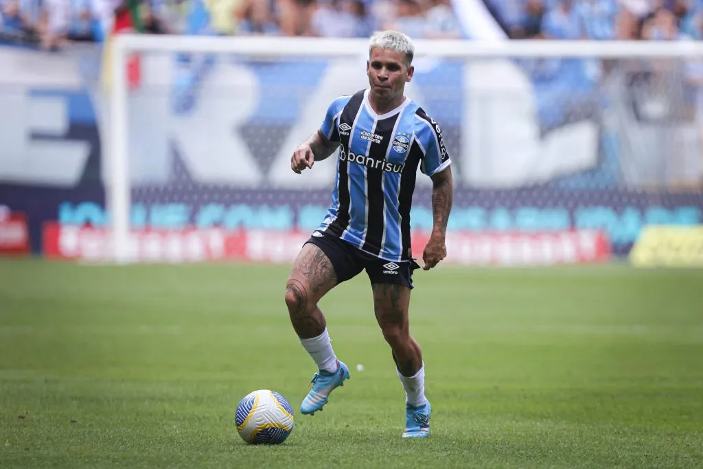 Soteldo, meia-atacante do Grêmio, em ação contra o São Paulo no Brasileirão Betano. Foto: Maxi Franzoi/AGIF