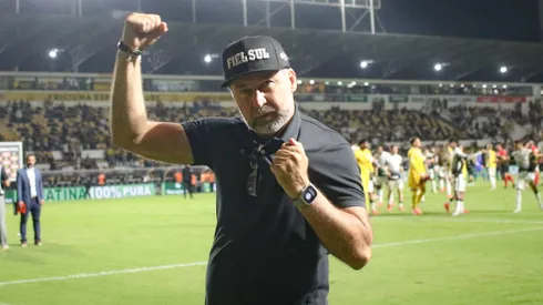 Augusto Melo comemora no Corinthians.