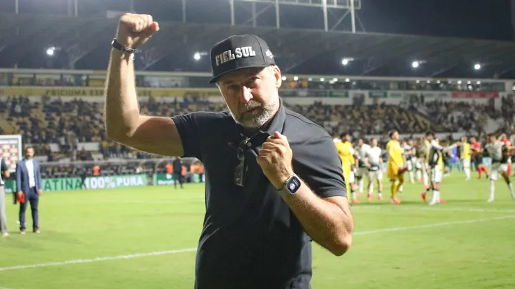 Augusto Melo comemora no Corinthians.