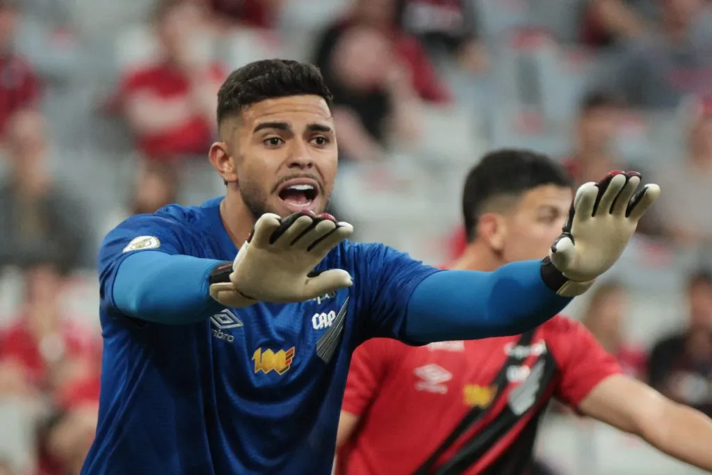 Mycael goleiro do Athletico-PR durante partida contra o Botafogo no estadio Arena da Baixada pelo campeonato Brasileiro A 2024. Foto: Robson Mafra/AGIF