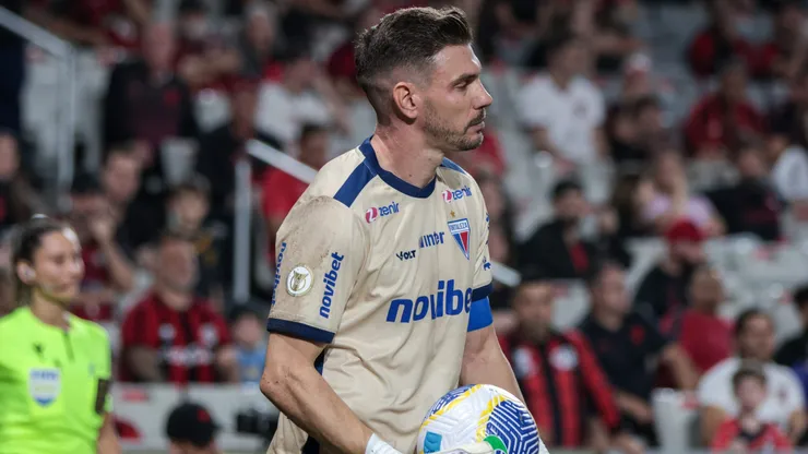 João Ricardo, goleiro do Fortaleza, durante partida contra o Athletico-PR, pelo Brasileirão Betano.