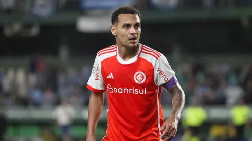 Alan Patrick, jogador do Internacional, durante partida contra o Grêmio, pelo Brasileirão Betano.