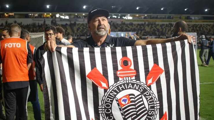 Augusto Melo presidente do Corinthians comemora vitória durante partida contra o Criciúma no estádio Heriberto Hulse pelo campeonato Brasileiro A 2024. Foto: Leonardo Hubbe/AGIF