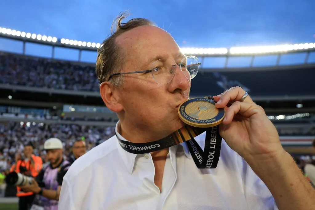 John Textor, dono do Botafogo, com medalha da Libertadores (Photo by Buda Mendes/Getty Images)