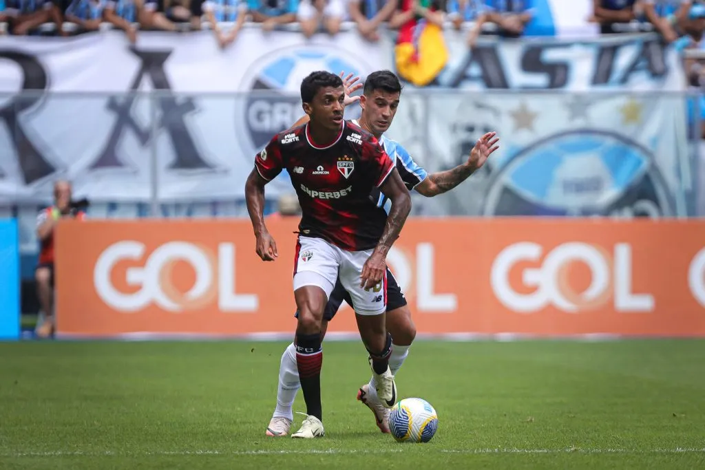 Luiz Gustavo, jogador do São Paulo, em partida contra o Grêmio, pelo Brasileirão Betano. Foto: Maxi Franzoi/AGIF