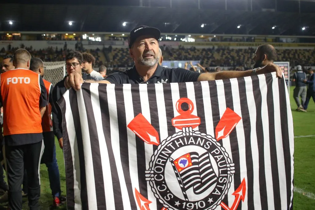 Augusto Melo, presidente do Corinthians, comemorando vitória diante do Criciúma, pelo Brasileirão Betano. Foto: Leonardo Hubbe/AGIF