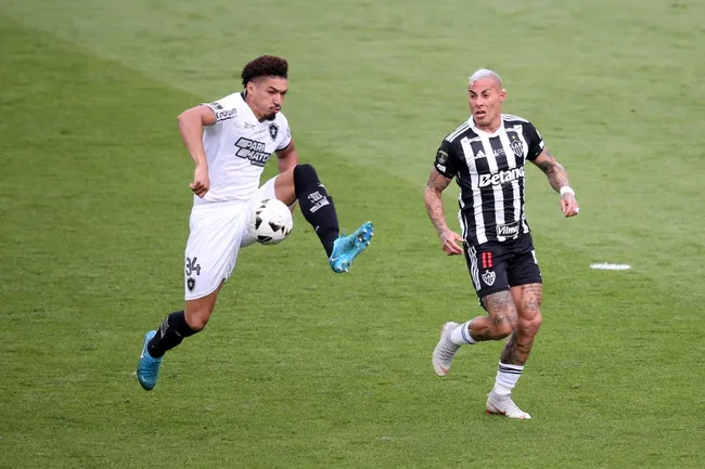 Adryelson, zagueiro do Botafogo, em disputa com Vargas (Photo by Daniel Jayo/Getty Images)