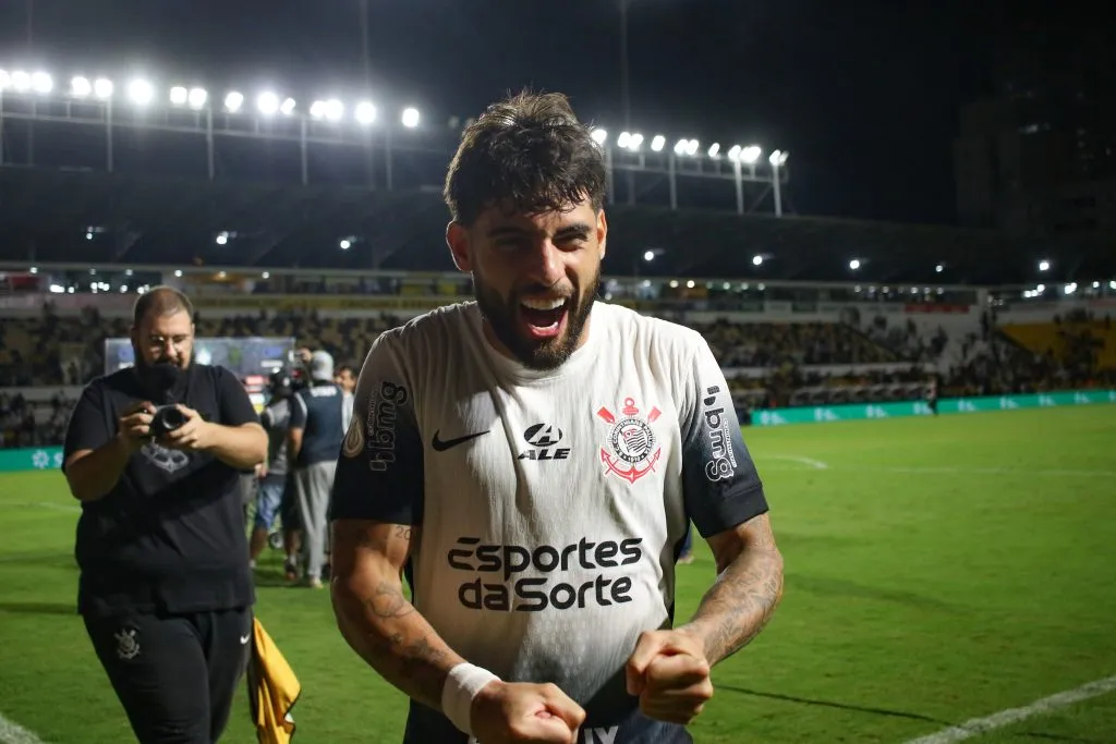 Yuri Alberto comemora gol contra o Criciúma no Campeonato Brasileiro A 2024. Foto: Leonardo Hubbe/AGIF