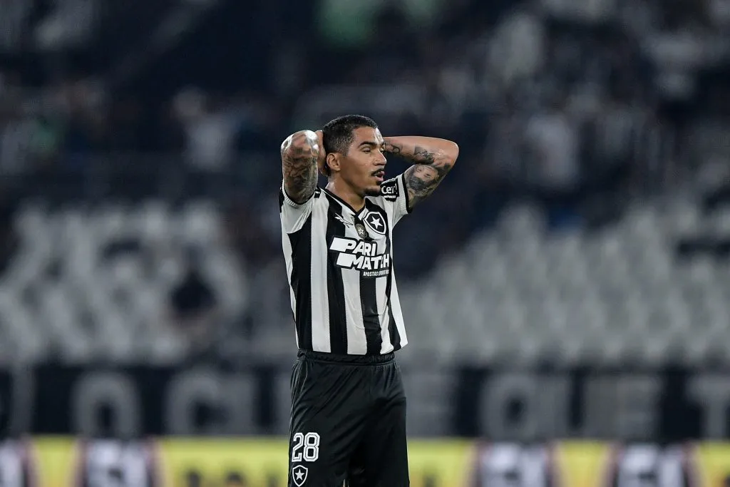Allan, meia do Botafogo, interessa ao Cruzeiro. Foto: Thiago Ribeiro/AGIF