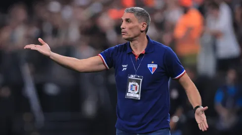 Vojvoda, técnico do Fortaleza, durante partida contra o Corinthians, pela Copa Sul-Americana de 2024.