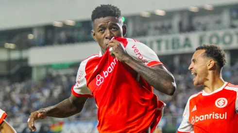 Vitão, jogador do Internacional, durante partida contra o Grêmio, pelo Brasileirão Betano.