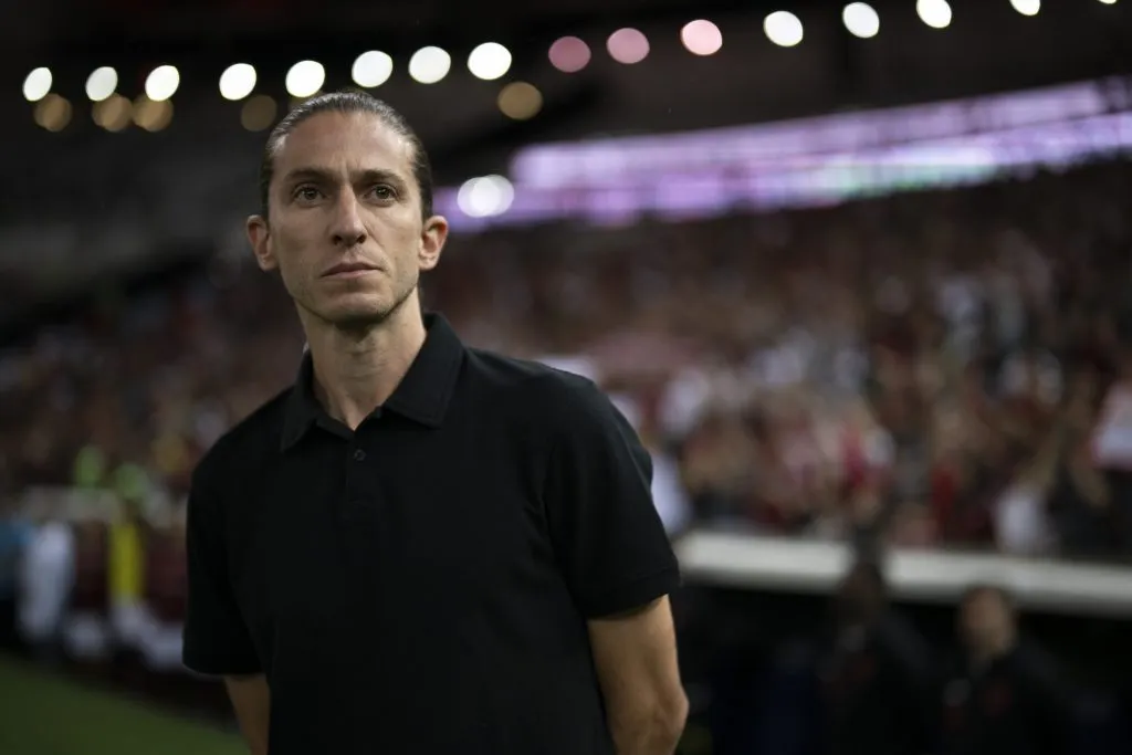Filipe Luís durante partida contra o Atletico-MG no Campeonato Brasileiro A 2024. Foto: Jorge Rodrigues/AGIF