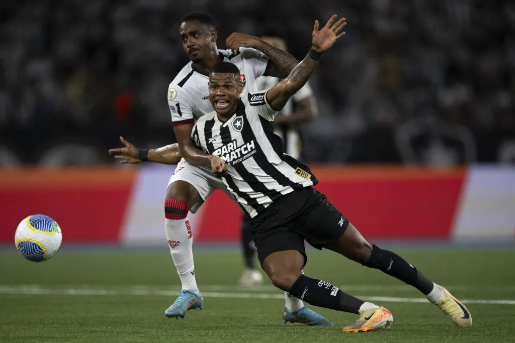 RJ – RIO DE JANEIRO – 23/11/2024 – BRASILEIRO A 2024, BOTAFOGO X VITORIA – Junior Santos jogador do Botafogo durante partida contra o Vitoria no estadio Engenhao pelo campeonato Brasileiro A 2024. Foto: Jorge Rodrigues/AGIF