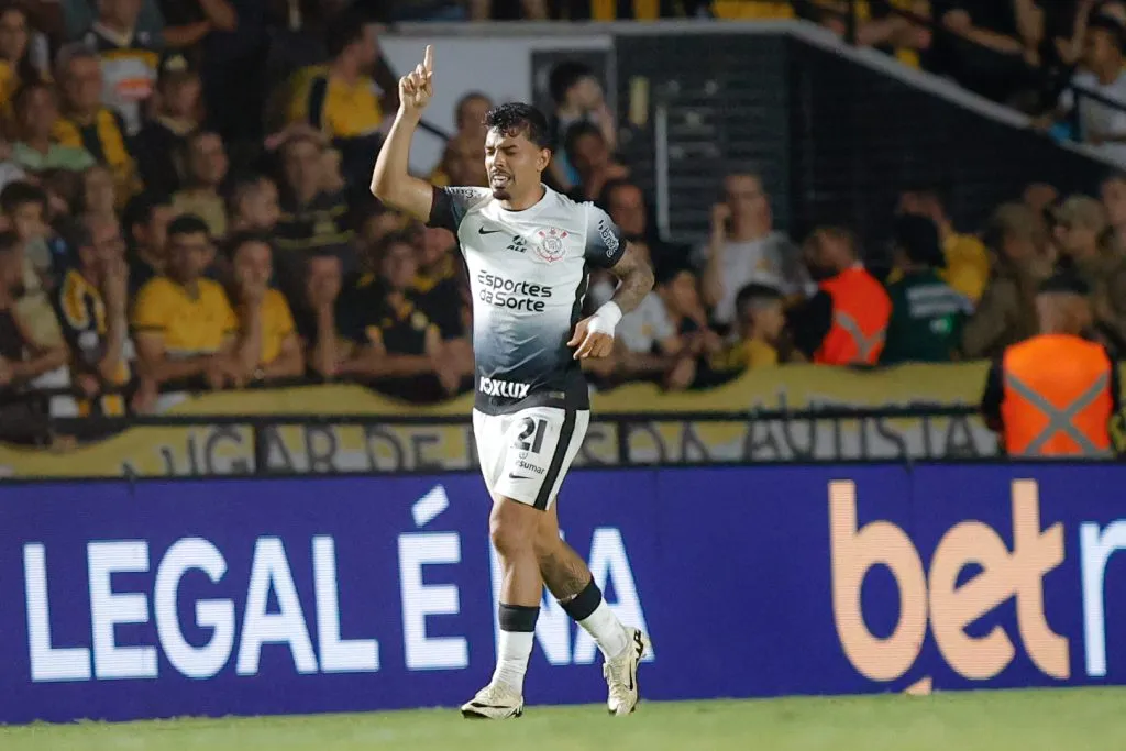 Bidu comemorando gol durante partida contra o Criciúma pelo Campeonato Brasileiro A 2024. Foto: Leonardo Hubbe/AGIF