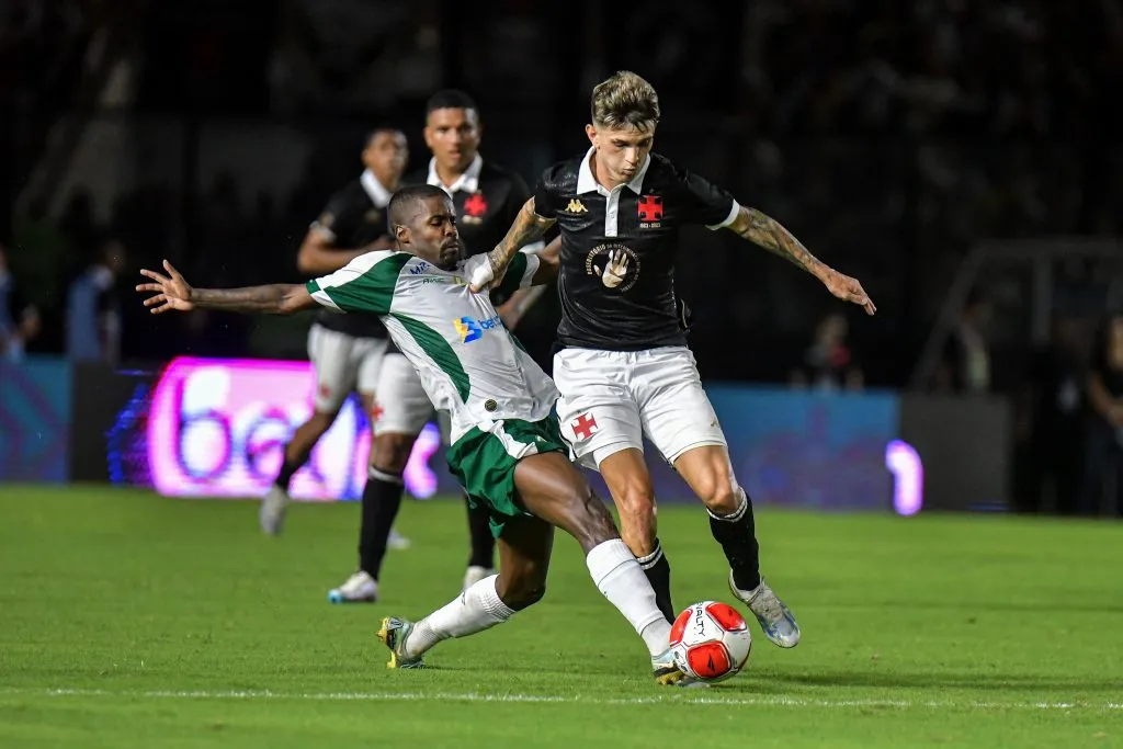 RJ – RIO DE JANEIRO – 18/01/2024 – CARIOCA 2024, VASCO X BOAVISTA – Luca Orellano jogador do Vasco disputa lance com Matheus Alessandro jogador do Boavista durante partida no estadio Sao Januario pelo campeonato Carioca 2024. Foto: Thiago Ribeiro/AGIF