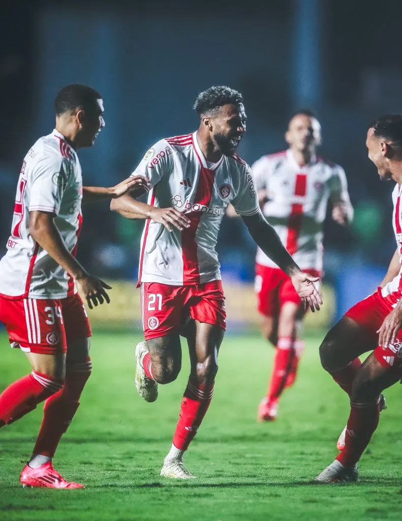 RJ – RIO DE JANEIRO – 21/11/2024 – BRASILEIRO A 2024, VASCO X INTERNACIONAL – Wesley jogador do Internacional comemora seu gol com Alan Patrick jogador da sua equipe durante partida contra o Vasco no estadio Sao Januario pelo campeonato Brasileiro A 2024. Foto: Giancarlo Santorum/AGIF