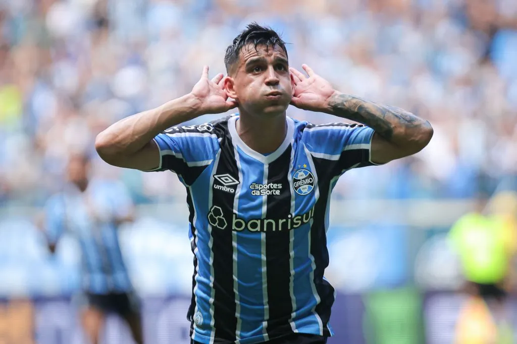Cristaldo, jogador do Grêmio, comemora seu gol contra o São Paulo (Foto: Maxi Franzoi/AGIF)