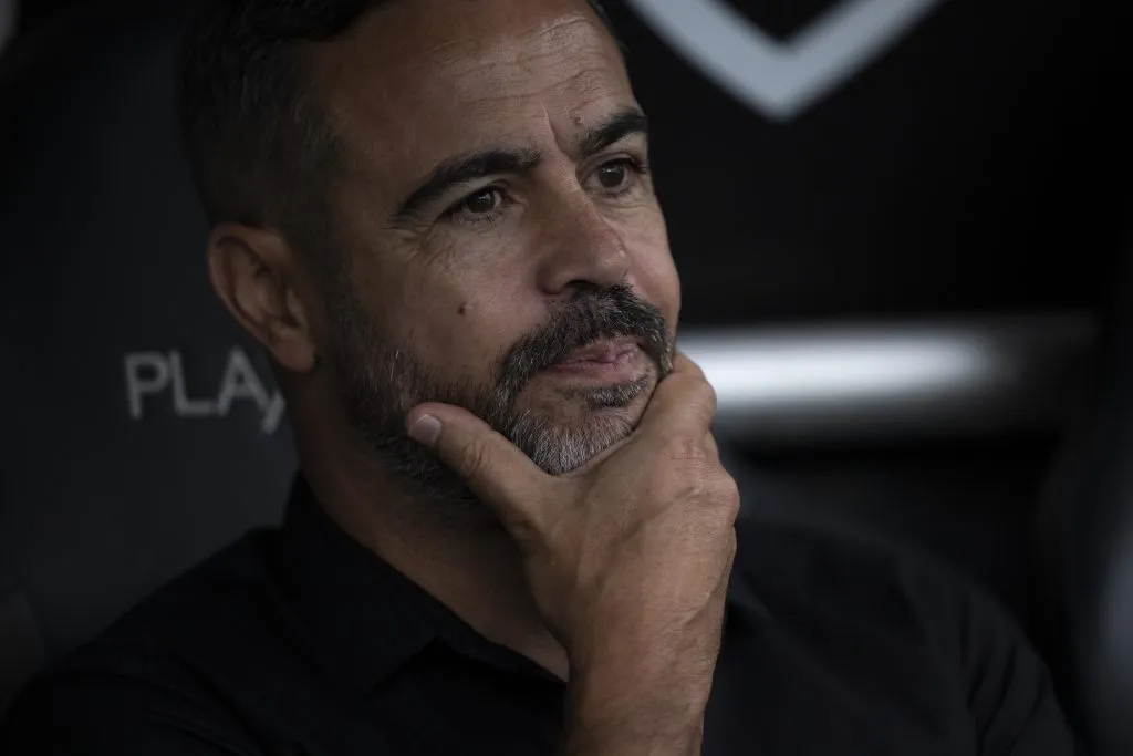 RJ – RIO DE JANEIRO – 09/11/2024 – BRASILEIRO A 2024, BOTAFOGO X CUIABA – Artur Jorge tecnico do Botafogo durante partida contra o Cuiaba no estadio Engenhao pelo campeonato Brasileiro A 2024. Foto: Jorge Rodrigues/AGIF