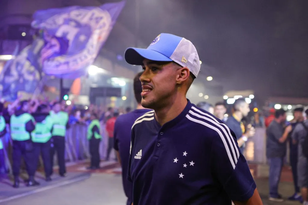 MG – Belo Horizonte – 29/09/2022 – CRUZEIRO, COMEMORACAO ACESSO SERIE A – Jogador Lucas Oliveira do Cruzeiro em carro aberto na praca sete, centro da cidade de Belo Horizonte, durante comemoracao pela conquista do acesso a serie A pelo time do Cruzeiro. O time garantiu o retorno a serie A de forma antecipada depois de disputar a serie de acesso na temporada 2022. Foto: Gilson Junio/AGIF