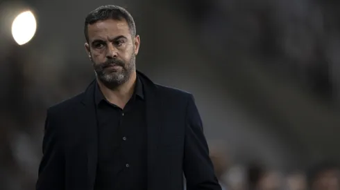 Artur Jorge, técnico do Botafogo, durante partida contra o Peñarol pela Copa Libertadores 2024.