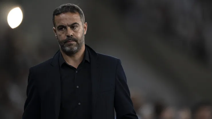Artur Jorge, técnico do Botafogo, durante partida contra o Peñarol pela Copa Libertadores 2024.