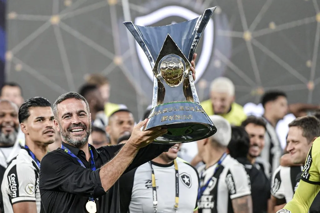 Artur Jorge, técnico do Botafogo, dever deixar o clube em 2025. Foto: Thiago Ribeiro/AGIF