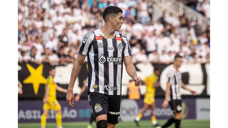 Jair durante confronto entre Brusque x Santos na Série B de 2024.