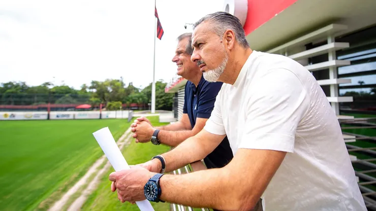 José Boto, novo diretor de futebol do Flamengo, durante visita ao CT do Ninho do Urubu.