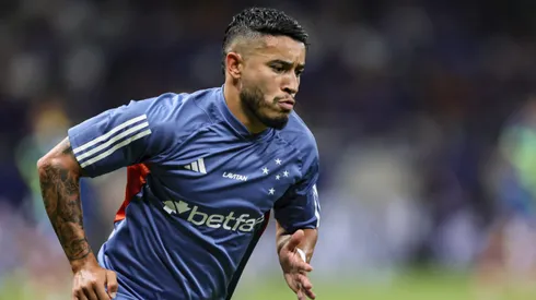 William, jogador do Cruzeiro, durante aquecimento (Foto: Gilson Lobo/AGIF)