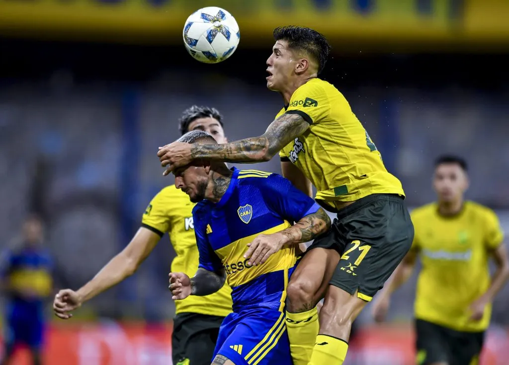 Santiago Ramos Mingo, doDefensa y Justicia, disputa bola com Dario Benedetto (Photo by Marcelo Endelli/Getty Images)