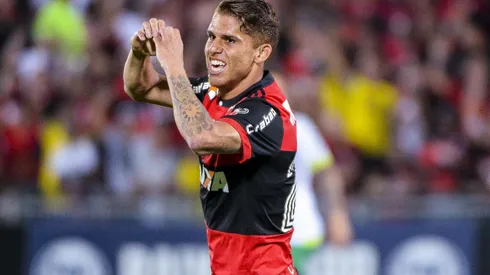 Cuellar do Flamengo comemora seu gol durante partida contra a Chapecoense no estadio Ilha do Urubu pelas oitavas de final Copa Sul-Americana 2017.