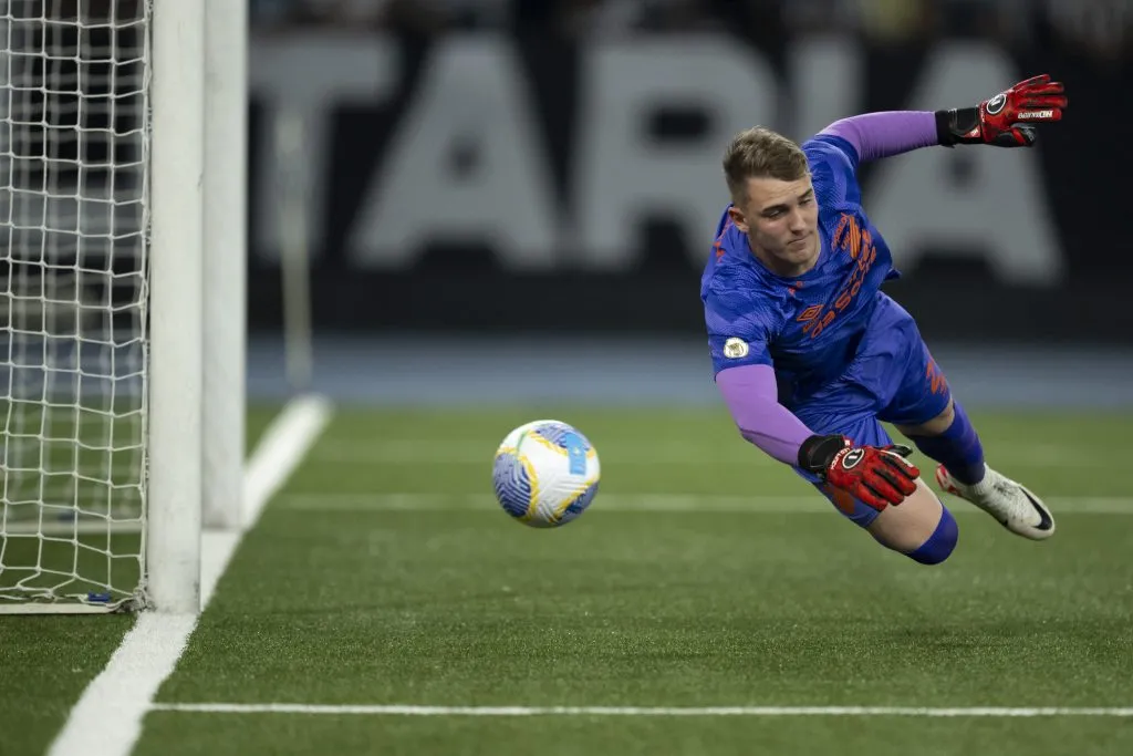 RJ – RIO DE JANEIRO – 19/06/2024 – BRASILEIRO A 2024, BOTAFOGO X ATHLETICO-PR – Leo Linck goleiro do Athletico-PR durante partida contra o Botafogo no estadio Engenhao pelo campeonato Brasileiro A 2024. Foto: Jorge Rodrigues/AGIF