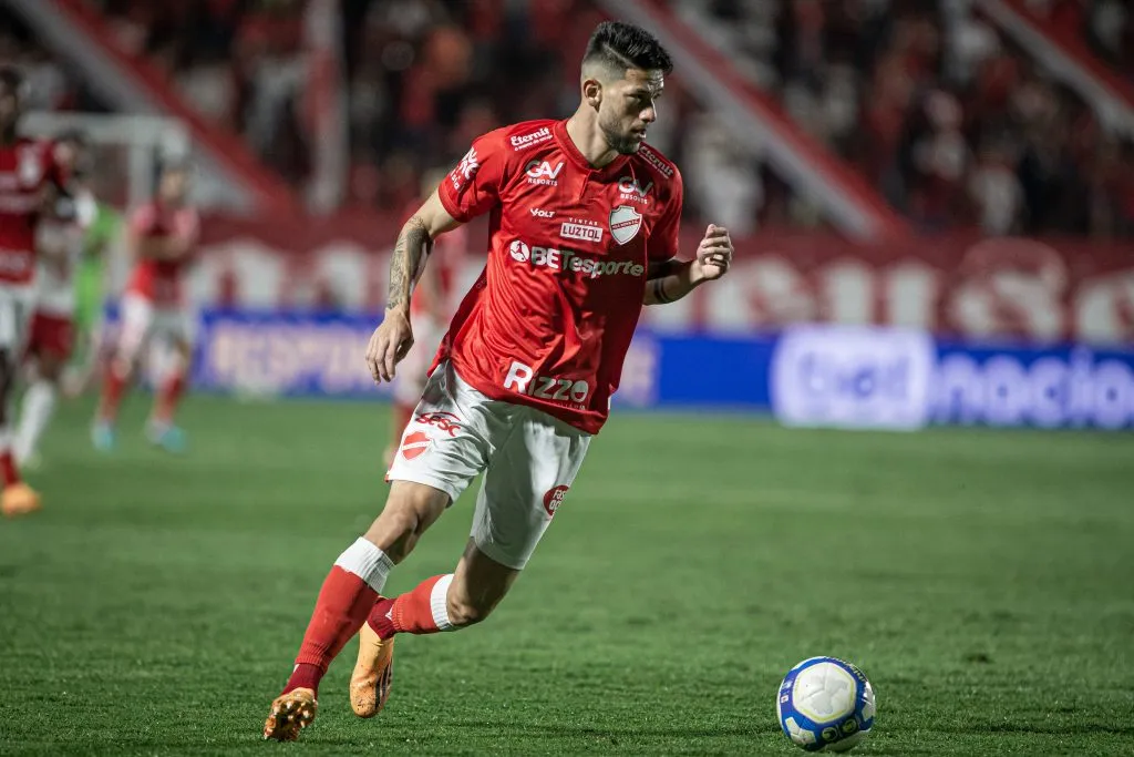 Jemmes jogador do Vila Nova-GO durante partida contra o CRB no estádio Onesio Brasileiro Alvarenga pelo campeonato Brasileiro B 2024. Foto: Isabela Azine/AGIF