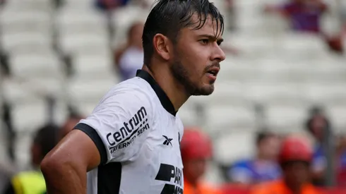 Oscar Romero jogador do Botafogo durante partida contra o Fortaleza no estadio Arena Castelao pelo campeonato Brasileiro A 2024. Foto: Baggio Rodrigues/AGIF