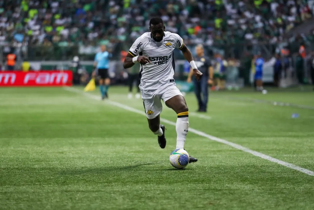 Bolasie, novo reforço do Cruzeiro para 2025. Foto: Marco Miatelo/AGIF