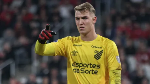 Léo Linck, goleiro do Athletico-PR, durante partida contra o Cerro Porteño pela Copa Sul-Americana.