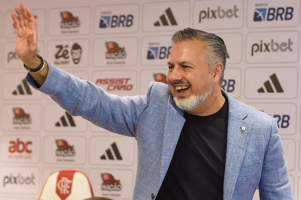José Boto, diretor de futebol do Flamengo, durante sua coletiva de apresentação. Foto: Marcelo Cortes/CRF