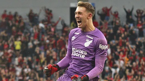 Léo Linck, jogador do Athletico-PR, que desperta o interesse do Botafogo para 2025.