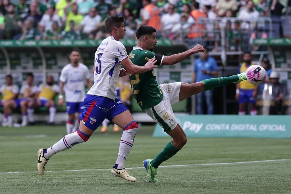 Kuscevic marcando jogador do Palmeiras, em partida do Brasileirão Betano. Foto: Ettore Chiereguini/AGIF