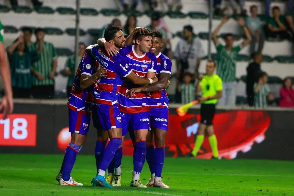 Kuscevic comemorando seu gol com jogadores do Fortaleza durante partida contra o Juventude no Campeonato Brasileiro A 2024. Foto: Luiz Erbes/AGIF
