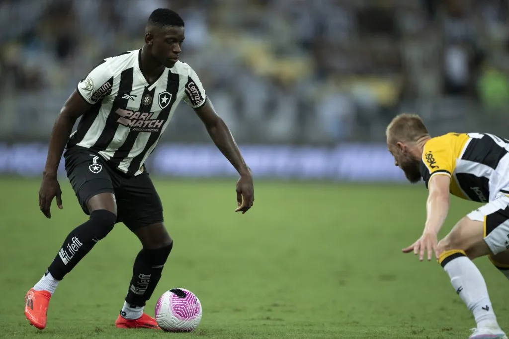Luiz Henrique durante partida contra o Criciúma no Campeonato Brasileiro A 2024. Foto: Jorge Rodrigues/AGIF