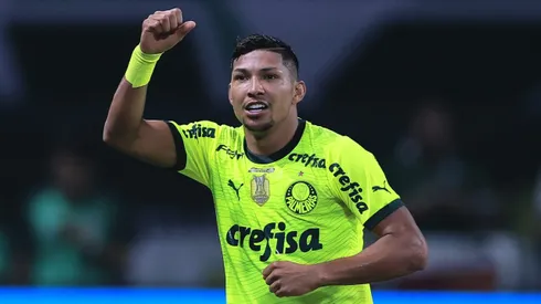 Rony, jogador do Palmeiras, comemora seu gol contra o Bahia (Foto: Ettore Chiereguini/AGIF)