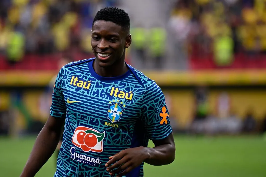 Luiz Henrique com a camisa da Seleção Brasileira pelas Eliminatórias da Copa Do Mundo 2026. Foto: Mateus Bonomi/AGIF