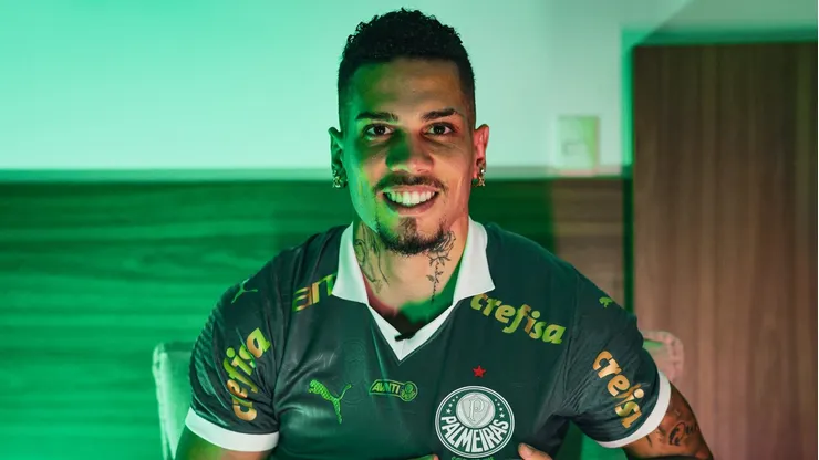 Paulinho, ex-Atletico, é o novo atacante do Palmeiras.